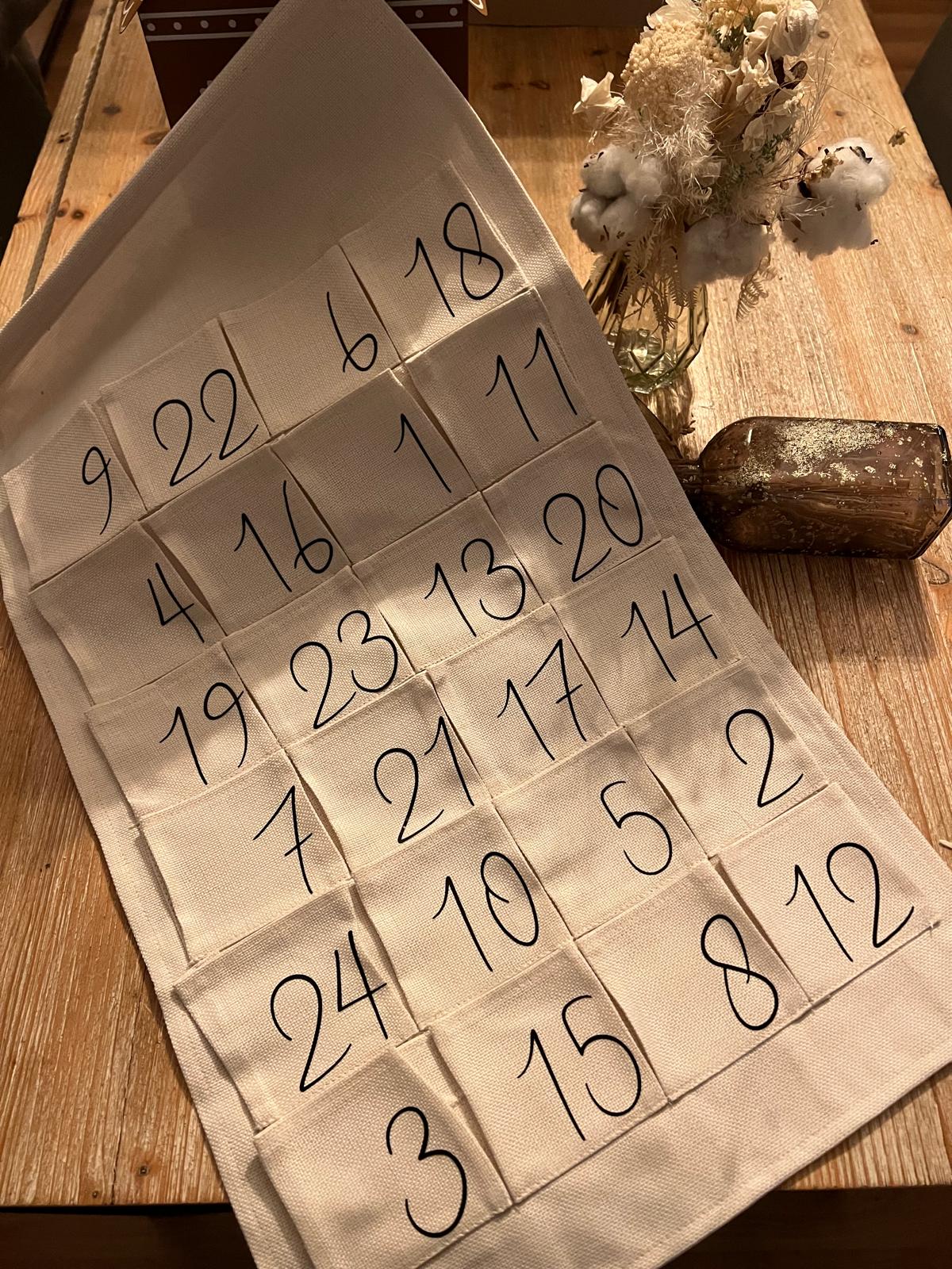 Calendrier de l’Avent personnalisé en tissu avec 24 pochettes – décoration de Noël