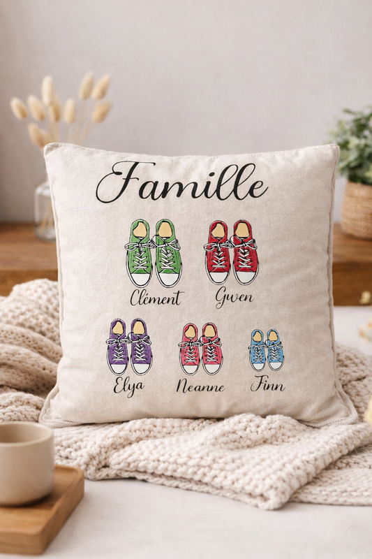Coussin Famille Personnalisé – Prénoms & Chaussures Illustrées | Cadeau Famille Unique