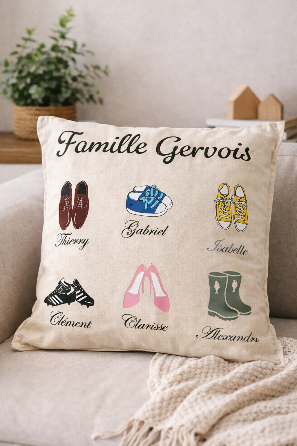 Coussin Famille Personnalisé – Prénoms & Chaussures Illustrées | Cadeau Famille Unique