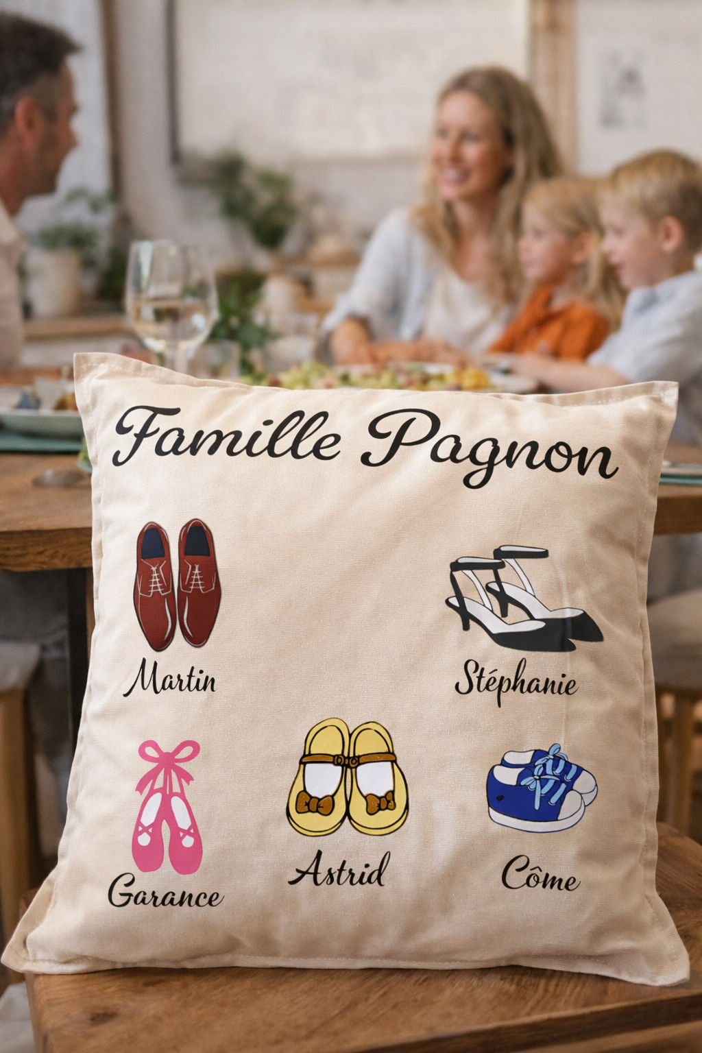 Coussin Famille Personnalisé – Prénoms & Chaussures Illustrées | Cadeau Famille Unique