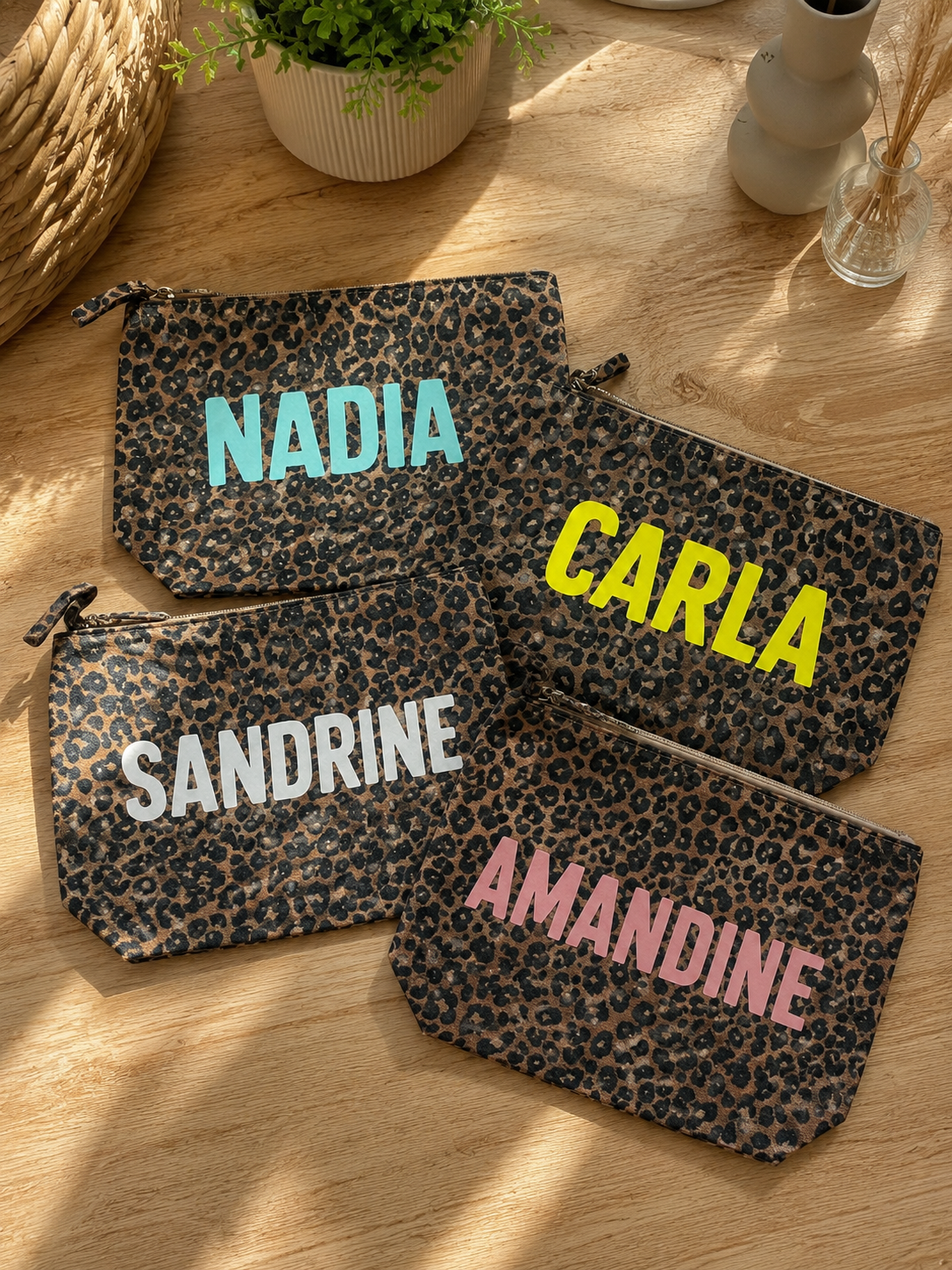 Pochettes personnalisées avec prénom – exemple sur pochette léopard avec plusieurs couleurs de personnalisation