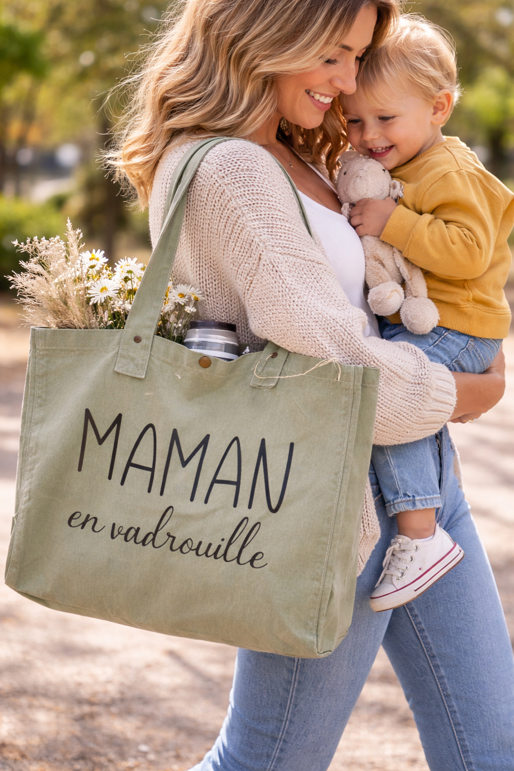 Maman avec son enfant portant le sac Maman en vadrouille